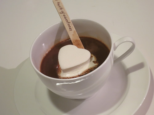 Cioccolata in tazza con marshmallow