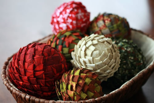 Decorazioni per l'albero di Natale fai-da-te: palline rivestite di carta, tessuto, fili di lana e semi