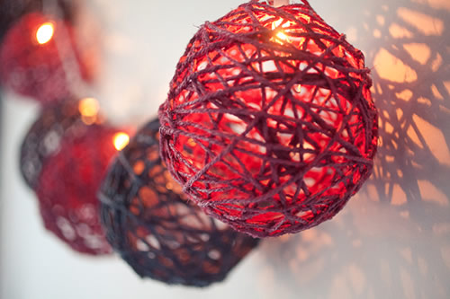 Decorazioni per l'albero di Natale fai-da-te: palline create con fili