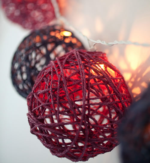 Decorazioni per l'albero di Natale fai-da-te: palline create con fili