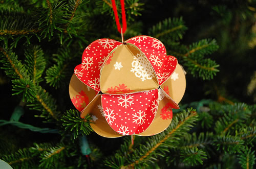 Decorazioni per l'albero di Natale fai-da-te: palline con ritagli di carta o feltro