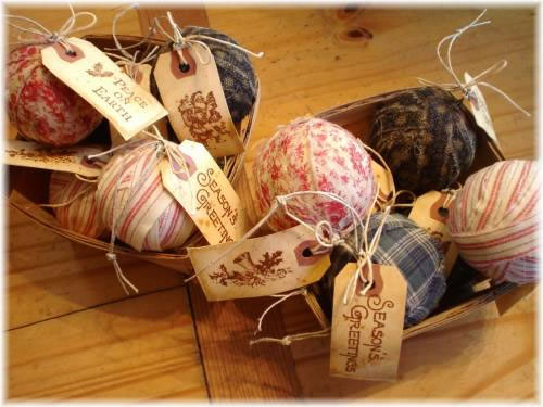 Decorazioni per l'albero di Natale fai-da-te: palline rivestite di carta, tessuto, fili di lana e semi